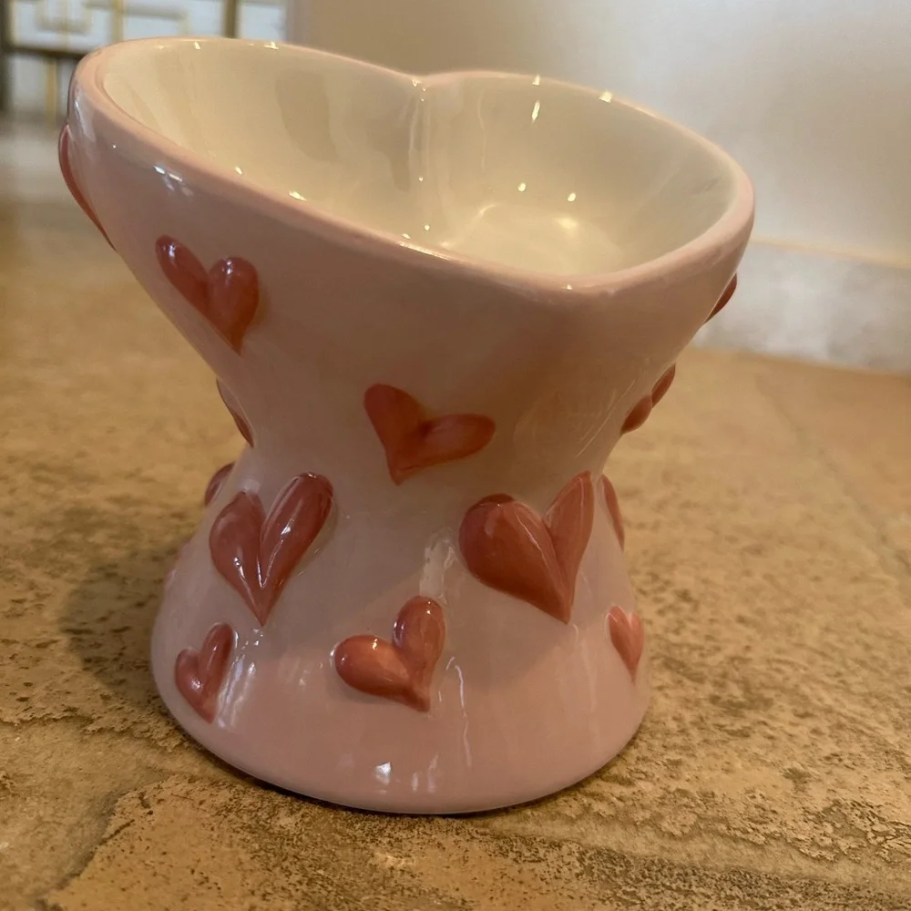 Elegant Pink Heart Cat Feeder